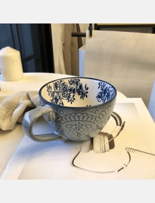 Daphne's Diary Handgeschilderde Grote keramische koffiemok (blauw met bloemen patroon)
