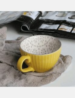 Daphne's Diary Handgeschilderde Grote keramische koffiemok ( geel met grijs bloemen patroon )