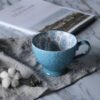 Daphne's Diary Handgeschilderde Grote keramische koffiemok (licht blauw met donker blauw patroon)
