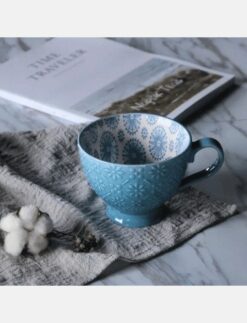 Daphne's Diary Handgeschilderde Grote keramische koffiemok (licht blauw met donker blauw patroon)