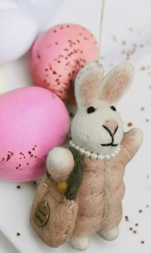 Rabbit with bag - old pink - wool felt - handmade in Nepal - Image 2