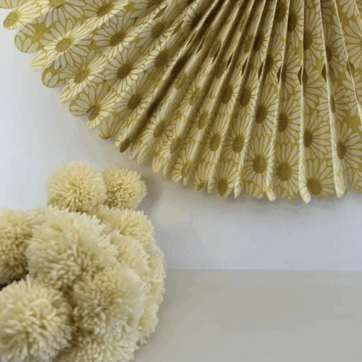 Rozet ecopapier met bloemen Madeliefje - geel - 55ø cm Nepal - Afbeelding 2